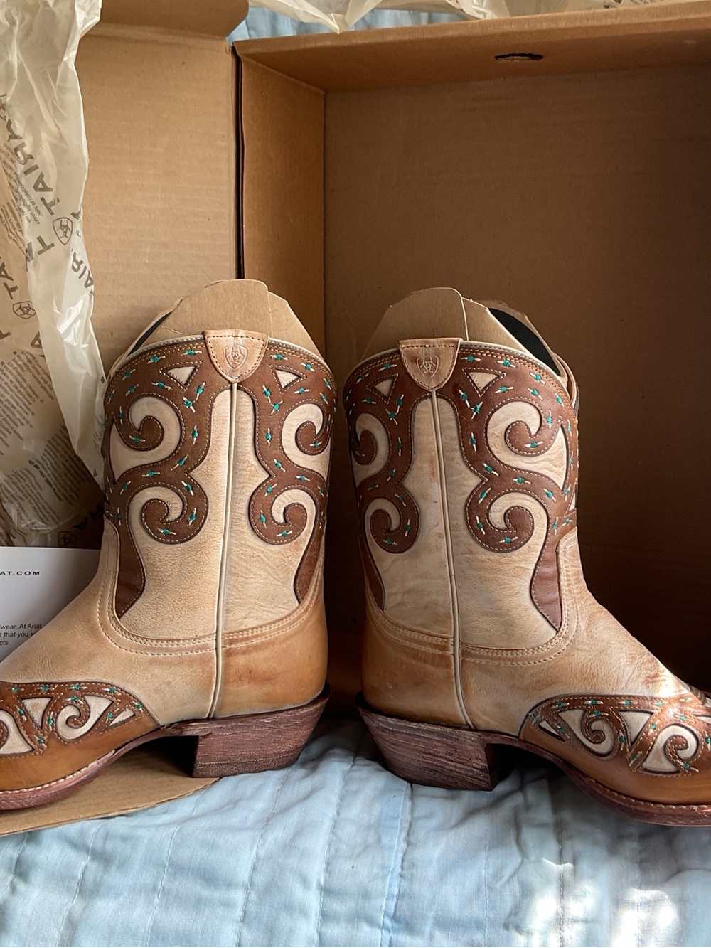 NWT in Original box Ariat RIO 2 Tone Tan Brown Layer Turquoise Western Embroidry - Picture 9 of 14